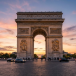 Couché de soleil sur larc de Triomphe à Paris en aout 2026   Crédit photo Rose M R